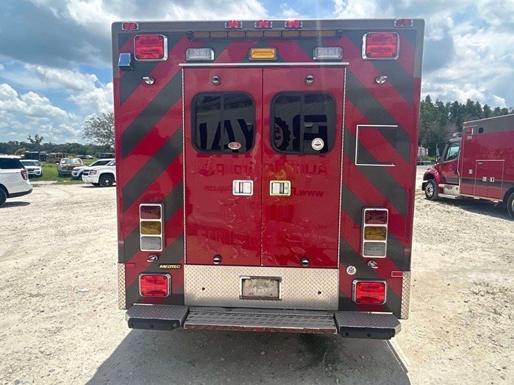 2009-freightliner-m2-106-medtec-ambulance-image-31