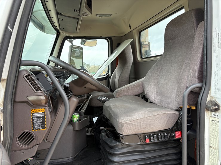 #78680-•-2014-volvo-vnm-truck-tractor-image-24