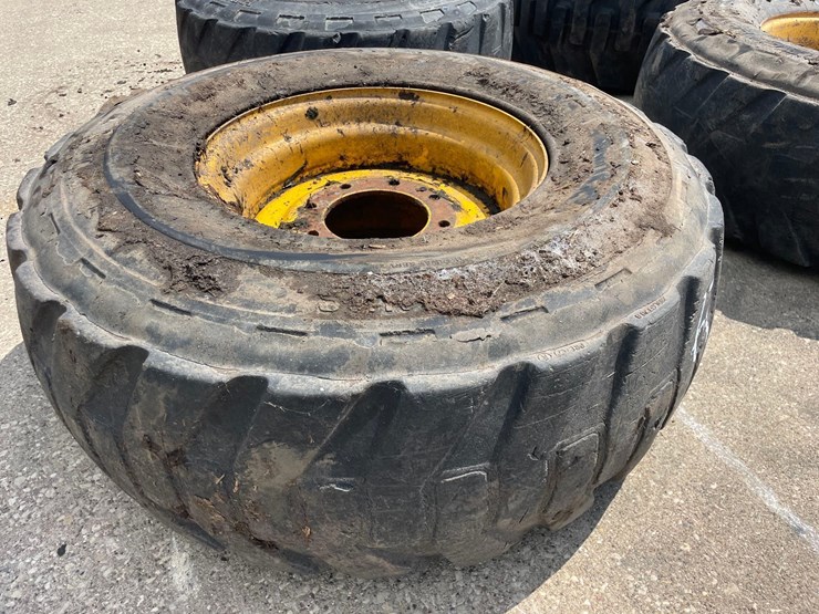4-titan-14-17.5-skidloader-tires-image-12