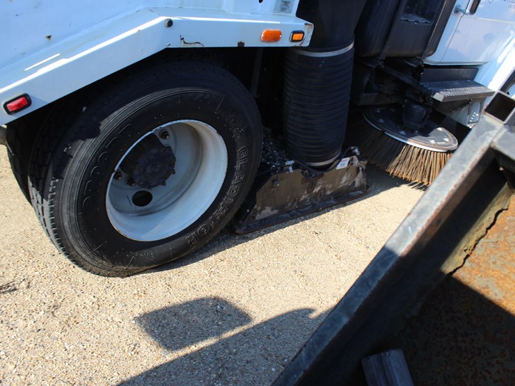 2005-freightliner-fl70-image-3