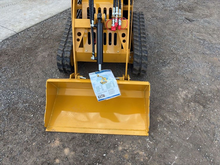 sdll30-stand-on-skid-loader-image-14