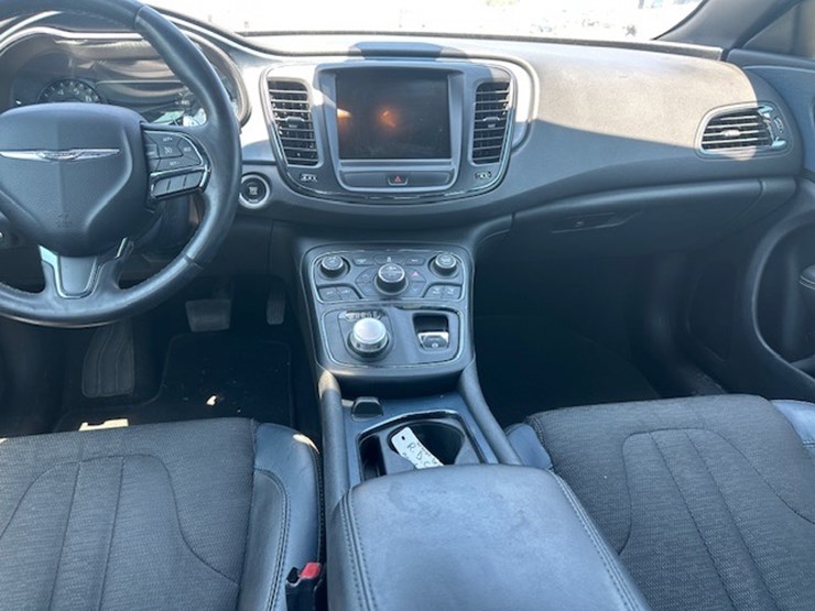 #23052-•-2015-chrysler-200s-image-32