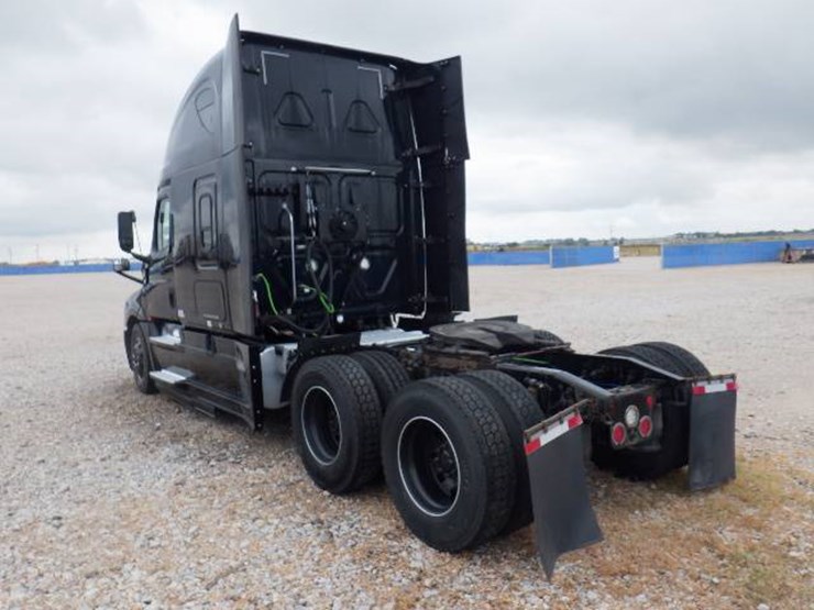 2020-freightliner-cascadia-126-image-11