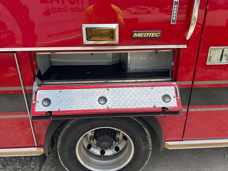2009-freightliner-m2-106-medtec-ambulance-image-24