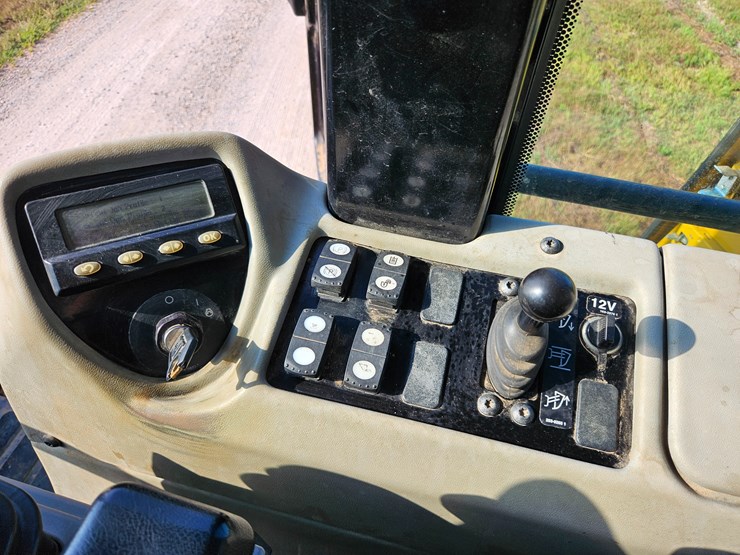 2014-caterpillar-953d-image-62