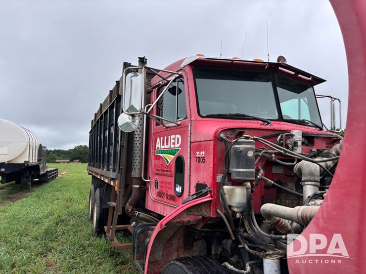 2002-peterbilt-330-image-24
