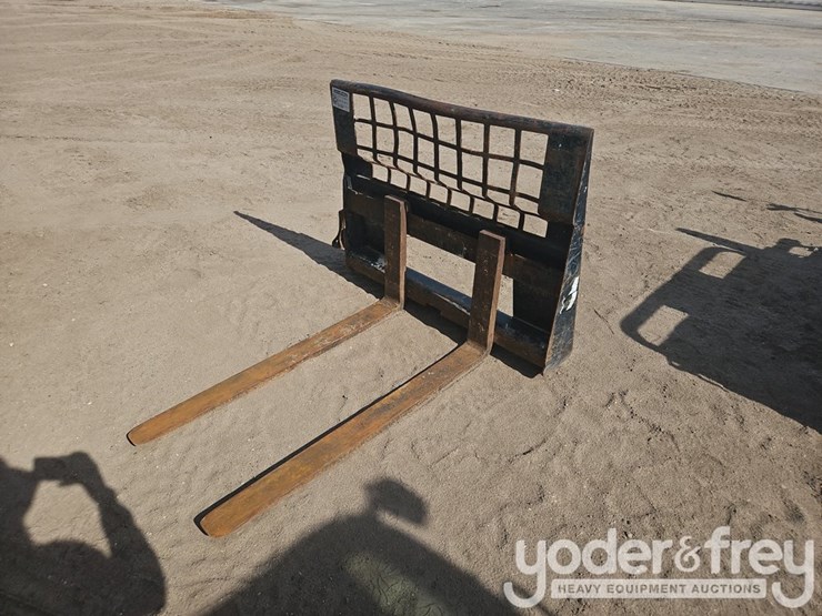 pallet-forks-to-suit-skidsteer-image-1