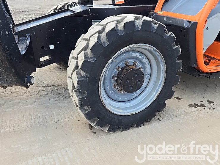 2019-jlg-1055-image-14
