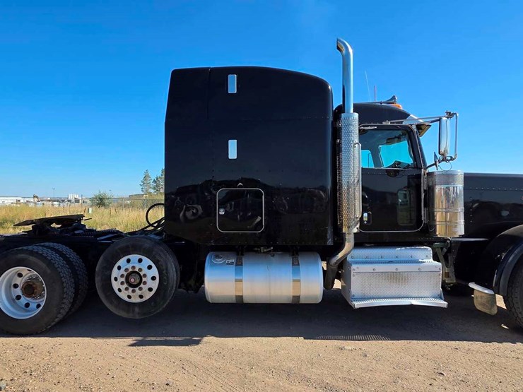 2009-peterbilt-389-image-11