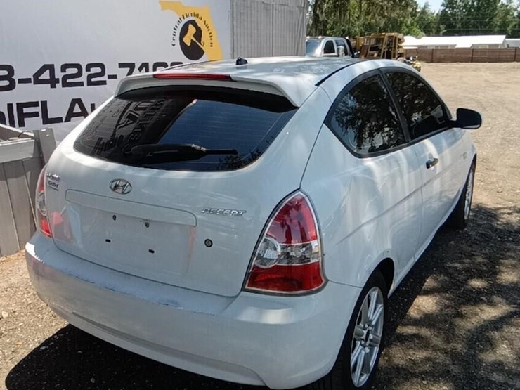 2010-hyundai-accent-runs/moves-gs-image-4