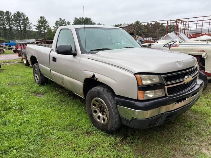 2006-chevy-silverado-1500-ls-truck-image-4