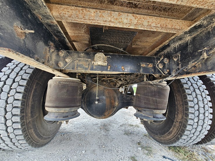 2002-freightliner-fl70-image-63