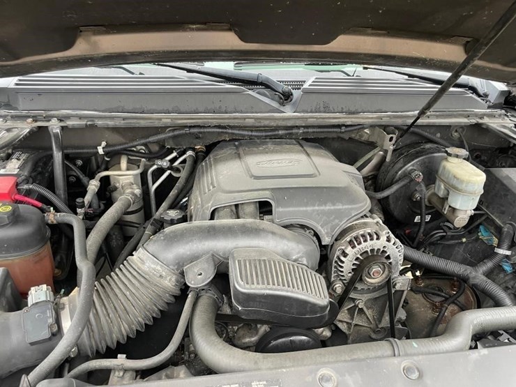 2011-chevrolet-suburban-image-16