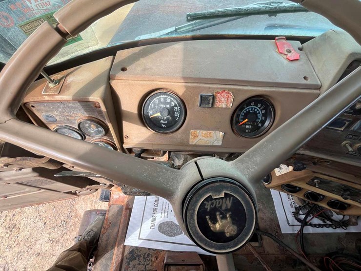 1982-mack-rd685s-image-11