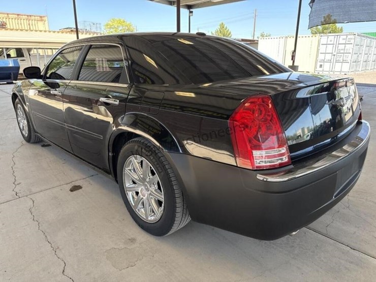 2009-chrysler-300-c-sdn-image-5