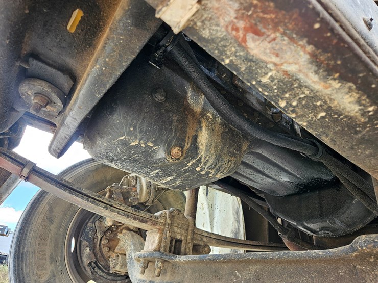 2002-freightliner-fl70-image-31