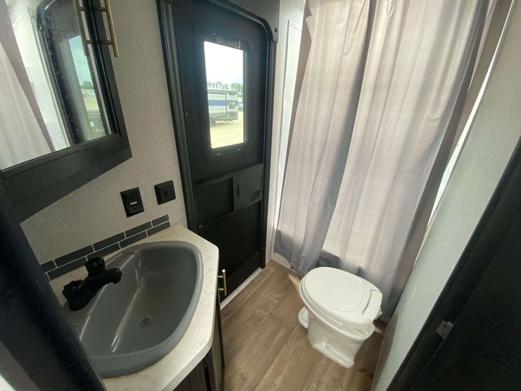 2022-forest-river-cherokee-grey-wolf-26brb-patriotic-edition-32ft.-t/a-travel-trailer-image-19