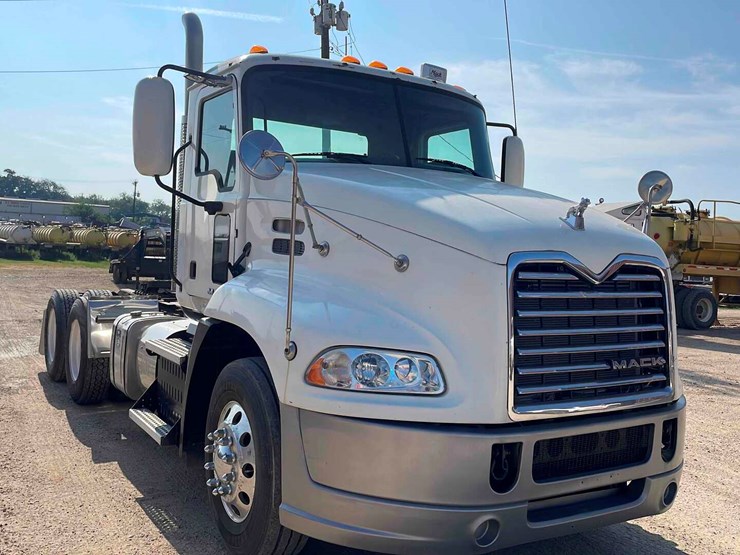 2015-mack-cxu613-image-2