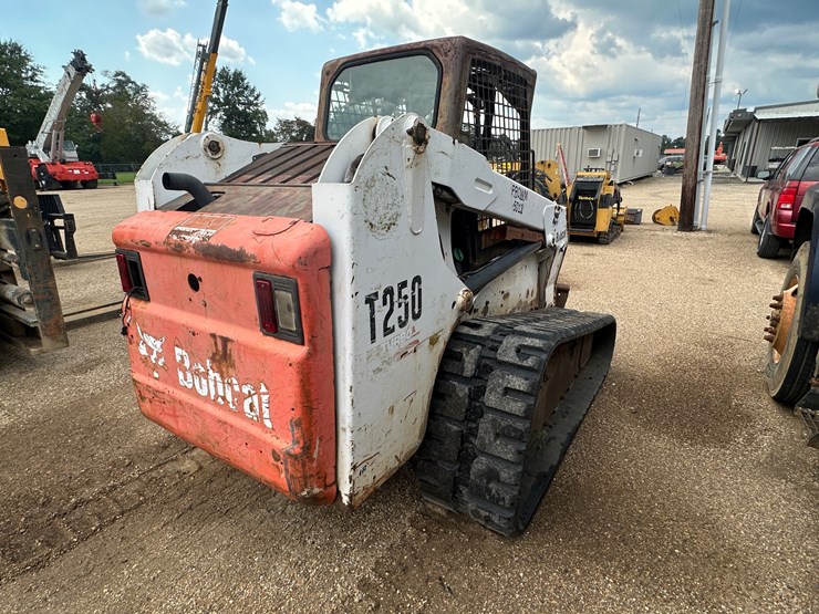 bobcat-t250-image-3