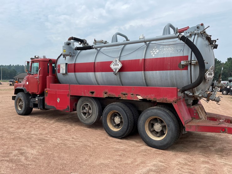 #4728-•-1995-mack-tri-axle-water-tank-truck-(has-wi-title)-image-16