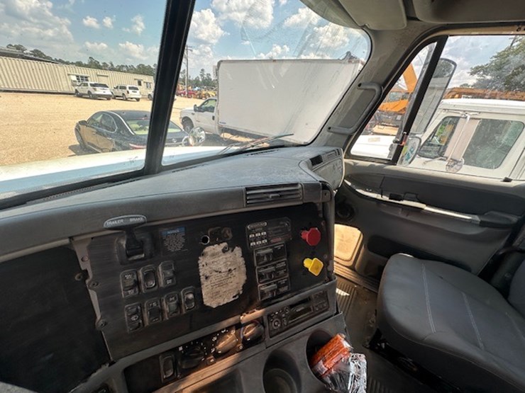 #22942-•-2005-freightliner-image-56