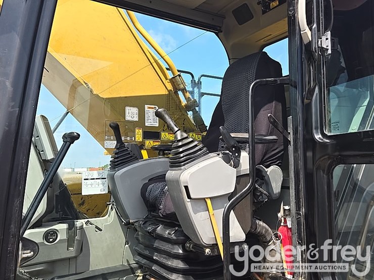 2021-caterpillar-349-image-74