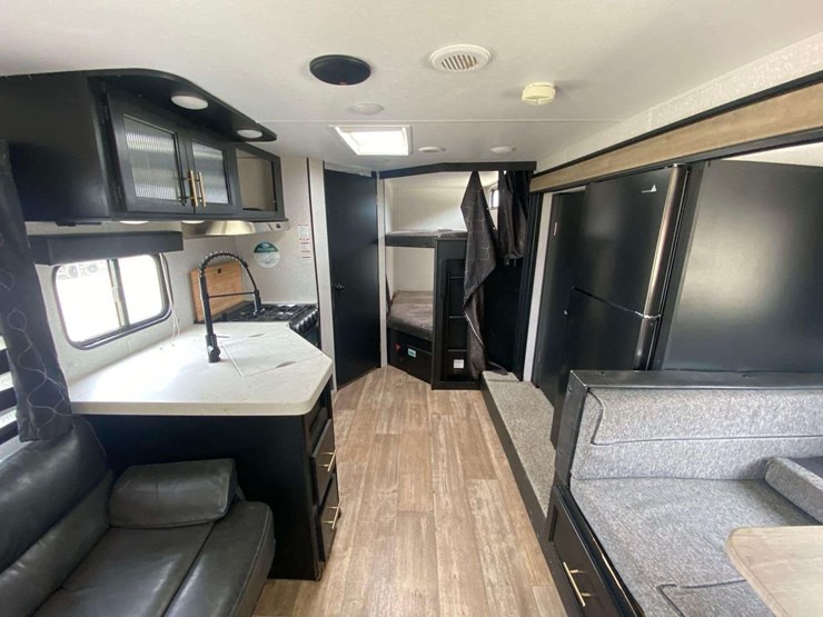 2022-forest-river-cherokee-grey-wolf-26brb-patriotic-edition-32ft.-t/a-travel-trailer-image-10