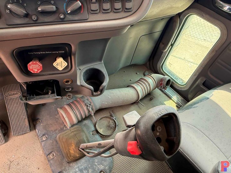 2013-peterbilt-388-image-13