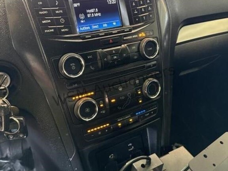 2016-ford-explorer-image-18