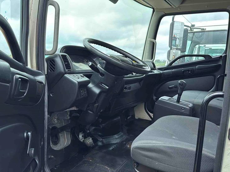 2015-hino-box-truck-image-8