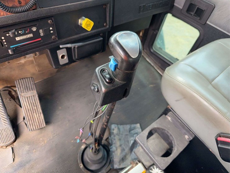 2001-kenworth-t300-image-45