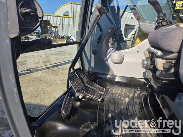 2022-deere-130g-image-77