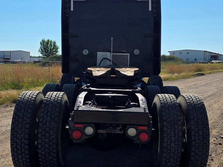 2009-peterbilt-389-image-12
