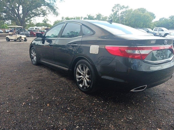 2013-hyundai-azera-runs/moves-base-image-8