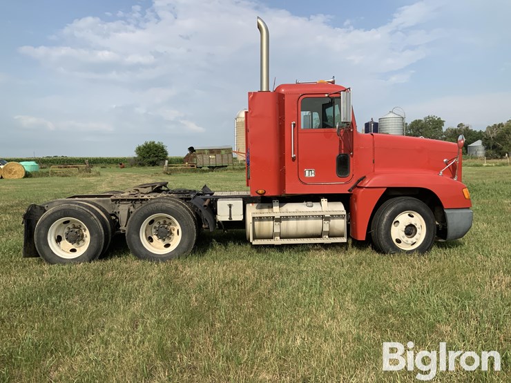2000-freightliner-fld120-image-4