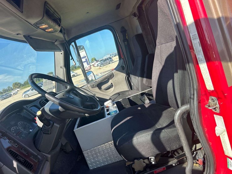 2009-freightliner-m2-106-medtec-ambulance-image-10
