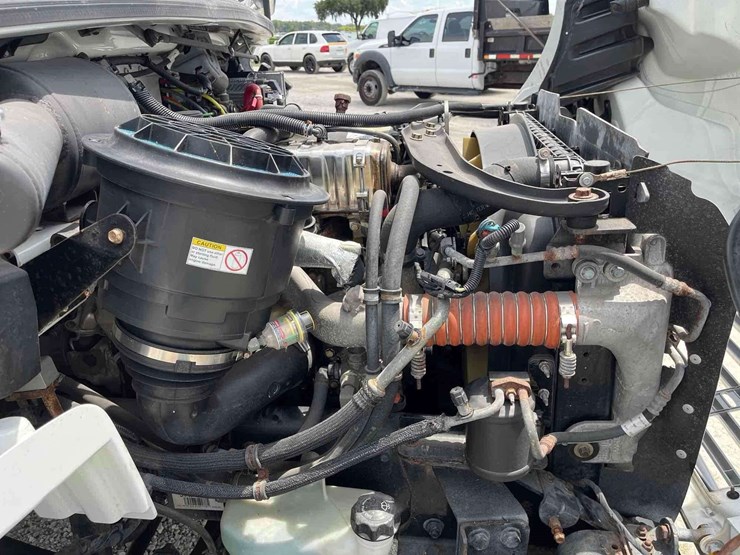 2018-freightliner-m2-106-cab-and-chassis-truck-image-6