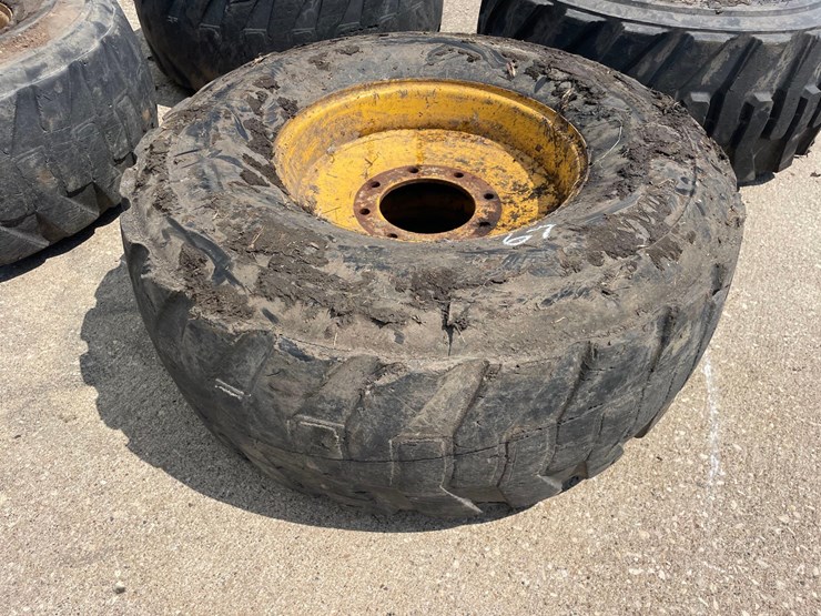 4-titan-14-17.5-skidloader-tires-image-10