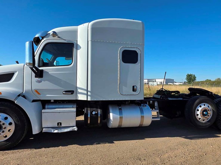 2017-peterbilt-567-image-8