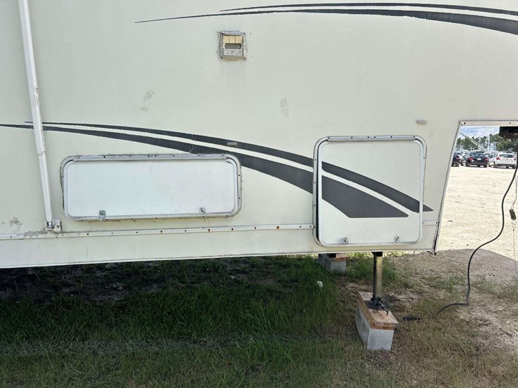 2005-northwood-artic-fox-29v-t/a-34ft.-5th-wheel-travel-trailer-image-20