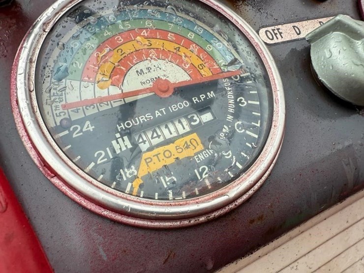 farmall-460-gas-tractor-with-loader-image-12