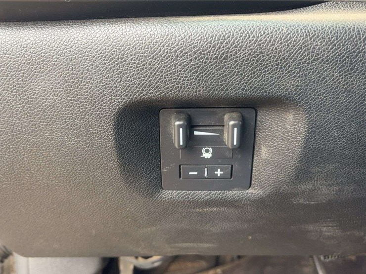 2011-chevrolet-silverado-image-32