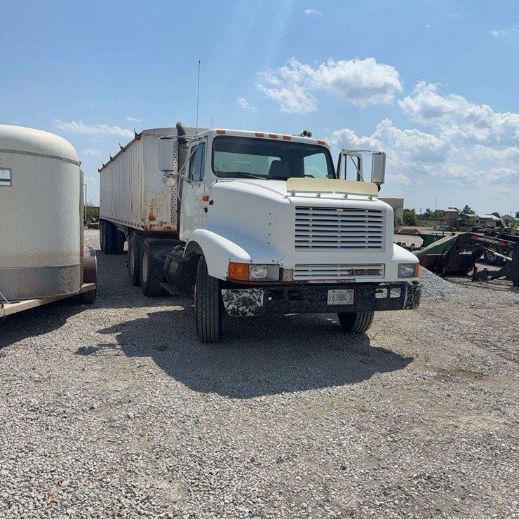 1992 IH 8200 semi, good tires, and brakes, W14 engine, rebuilt transmission system, holds good air, 9 speed, 11R22.5, differential lock, ready to go, VIN# 1HSHGBYR9NH401284