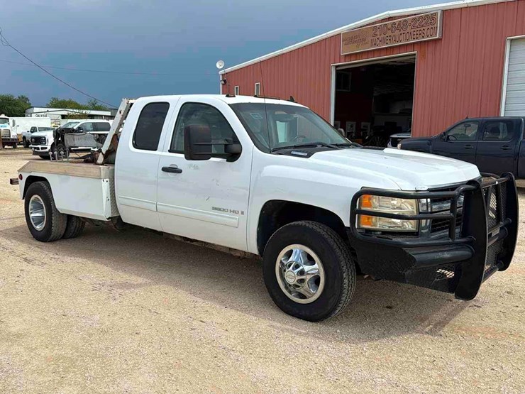 2009-chevrolet-silverado-image-3