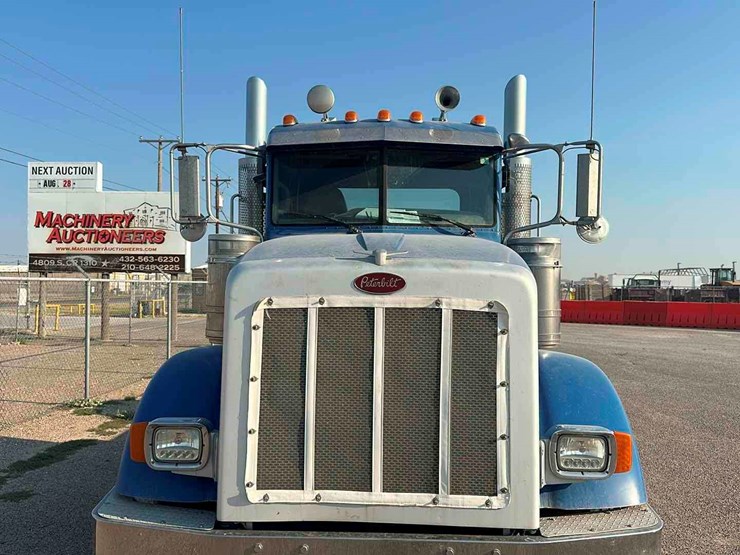 2013-peterbilt-367-image-2
