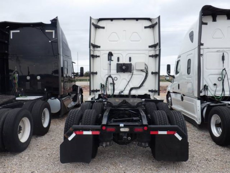 2022-freightliner-cascadia-126-image-6