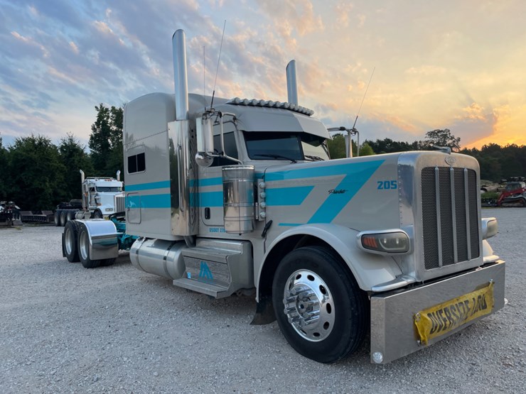 2022-peterbilt-389-image-3