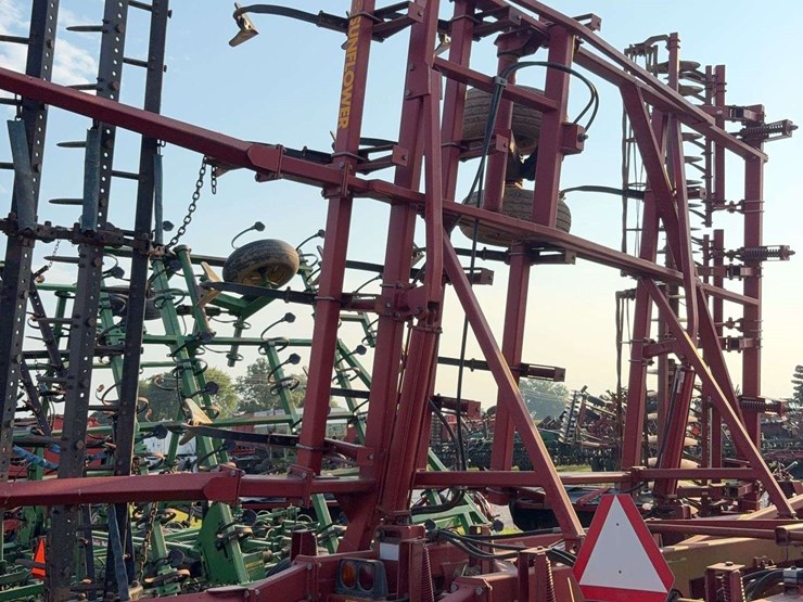 sunflower-6432-36ft-finishing-tool,-beater-bar,-5-bar-harrow,-used-this-spring-image-14