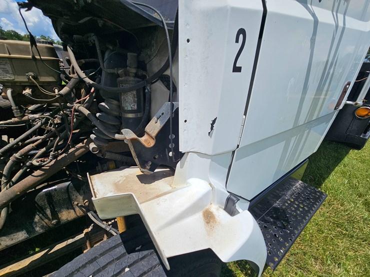 2000-freightliner-fl60-image-88