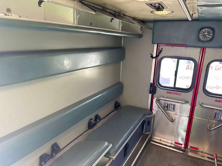 2009-freightliner-m2-106-medtec-ambulance-image-27